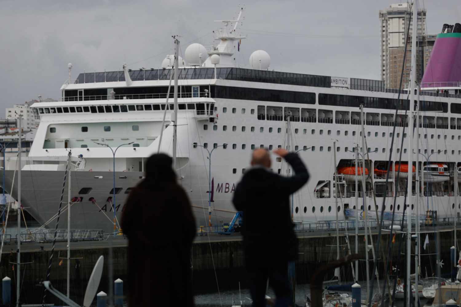 Brote de gastroenteritis: el crucero ‘Ambition’ atraca en el puerto de A Coruña