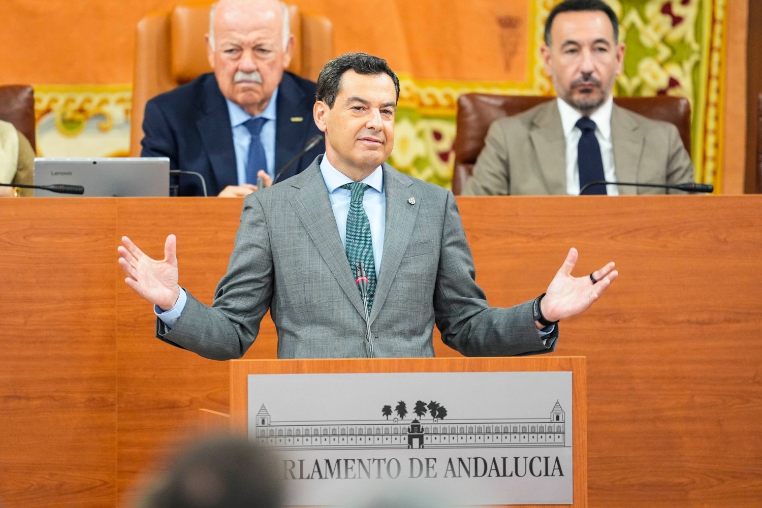 Cribados y privatización, protagonistas en la investidura (fallida) de Moreno en Andalucía