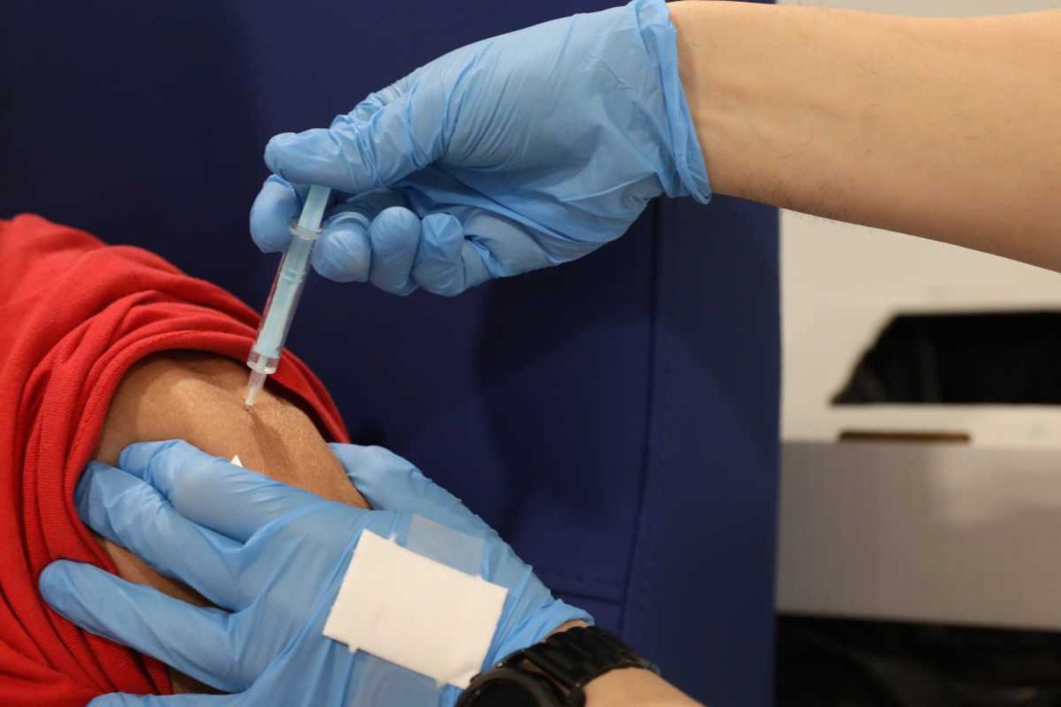 El refuerzo vacunal podría ser más efectivo si se administra en el mismo brazo