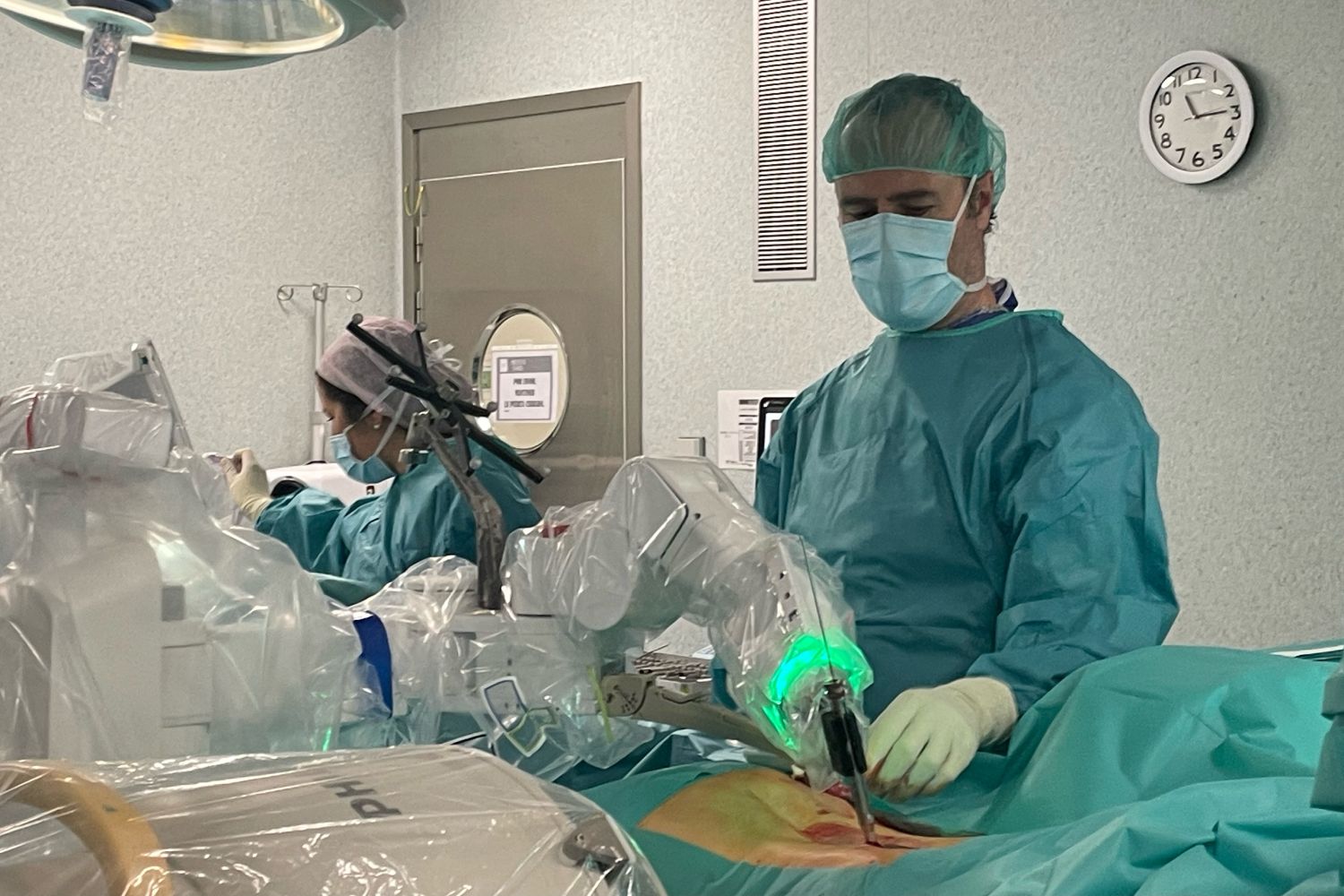 La combinación de robótica y endoscopia que llega a cualquier lesión de columna