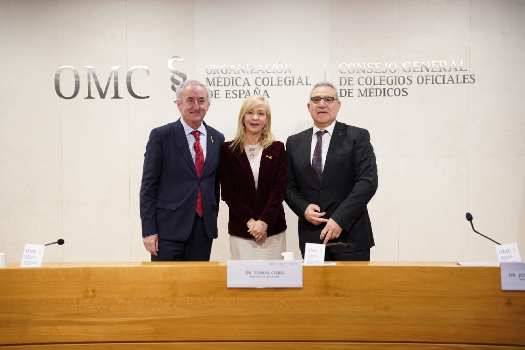 📸 Pie de foto: De izquierda a derecha: Dr. Tomás Cobo, presidente de la OMC; Dra. Virginia Izura, vicesecretaria de la OMC; y Dr. José María Rodríguez Vicente, secretario general de la OMC.